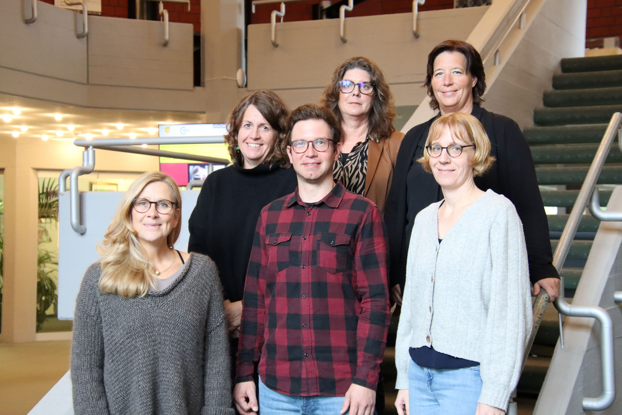 Schulrätin Christiane Gosda (v.l.n.r.) mit Frau Karin Schotte (Antoniusschule Darfeld), Herrn Andreas Mollenhauer (Ludgerischule Billerbeck), Frau Judith Lüttikhuis (Lambertusschule Ascheberg), Frau Tanja Roters (Lambertischule Coesfeld) und Frau Sandra Deuker (Schulamt) bei der Begrüßung im Kreishaus I in Coesfeld (Foto: Kreis Coesfeld). 