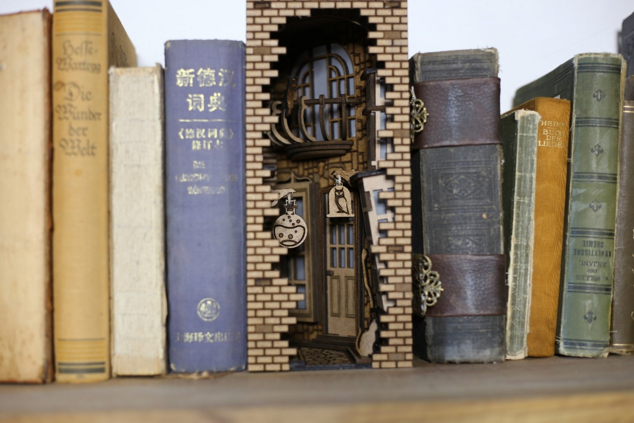 Ein „Book Nook“ im Bücherregal (Bildquelle: Monono Creative Arts)