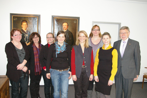 Die fünf Grundschullehrerinnen mit Judith Hunke (Schulverwaltung; 1.v.l.), Schulrätin Dr. Walburga Henry (2.v.l.) und Landrat Konrad Püning