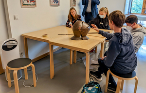 In kleinen Gruppen setzten sich die Schülerinnen und Schüler mit der Technik auseinander (Bildquelle: Kreis Coesfeld).
