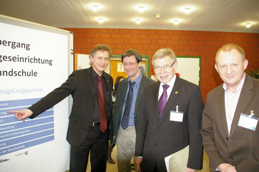 Detlef Schütt (Kreis Coesfeld, Leiter Fachbereich 2), Staatssekretär Ludwig Hecke, Landrat Konrad Püning und Wilfried Mohring (Leiter des Bildungsbüros)