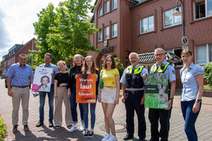 Die Schülerinnen der Pictur AG stellten das Projekt zum Thema Motorradlärm mit Vertretern des Kreises und der Kreispolizei im Rathaus Nordkirchen vor (Bildquelle: Gemeinde Nordkirchen).