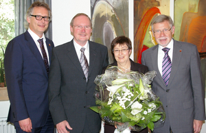 Fachbereichsleiter Detlef Schütt, Joachim Kandelbinder, Monika Kandelbinder und Landrat Konrad Püning (v.l.n.r.)