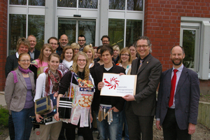 Die Schülerinnen und Schüler übergaben das neue Logo an Fachbereichsleiter Detlef Schütt (2.v.r.).