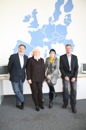 Die Lehrkräfte Heinz Wiemers und Elisabeth Terbohne mit Schulleiterin Monika Stoll-Röhl und Europakoordinator Horst Nee (v.l.n.r.)