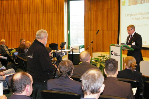 Landrat Konrad Püning eröffnete die Bildungskonferenz...